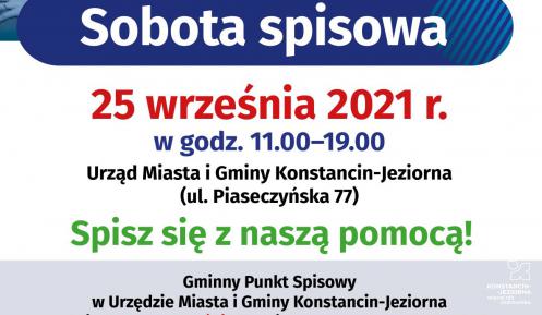 Plakat promujący Powszechny Spis Ludności i Mieszkań 2021. Poniżej cztery osoby stojące w rzędzie, w różnym wieku, dwie kobiety i dwóch mężczyzn, w tle niebieskie tło. Na środku napis Spisz się z naszą pomocą. Na dole informacje o dyżurze rachmistrza, którego szczegóły znajdują się w artykule.