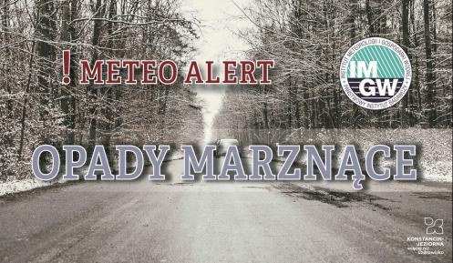 Na górze czerwony napis meteo alert poprzedzony wykrzyknikiem. Obok niego logo Instytutu Meteorologii i Gospodarki Wodnej - niebieski okrąg z białymi literami IMGW, poniżej szary napis marznące opady. W tle widać samochód jadący ulicą asfaltową przez las.  
