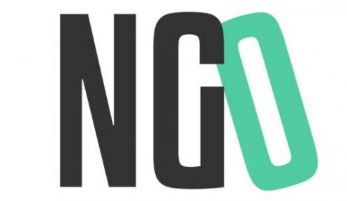 Grafika wektorowa. Duże litery skrótu NGO pod nimi tekst: powiat piaseczyński.
