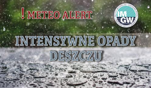 Na górze czerwony napis meteo alert poprzedzony wykrzyknikiem. Obok niego logo Instytutu Meteorologii i Gospodarki Wodnej – niebieski okrąg z białymi literami IMGW, poniżej niebieski napis intensywne opady deszczu. W tle kałuża i spadające krople deszczu.