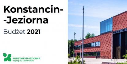 Po lewej stronie: tekst w trzech wierszach – Konstancin-Jeziorna, budżet 2021 oraz zielone logo w kształcie trzech listków i kropli wody z tekstem – Konstancin-Jeziorna – więcej niż uzdrowisko, po prawej stronie: zdjęcie urzędu miasta i gminy – budynek piętrowy z czerwonej cegły.