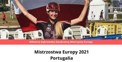 Uśmiechnięta dziewczyna w stroju sportowy, na głowie ma kask. W uniesionych rękach trzyma flagę polski. 
