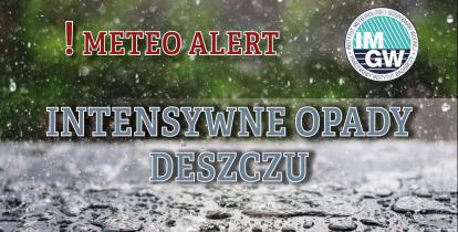 Na górze czerwony napis meteo alert poprzedzony wykrzyknikiem. Obok niego logo Instytutu Meteorologii i Gospodarki Wodnej - niebieski okrąg z białymi literami IMGW, poniżej szary napis intensywne opady deszczu. W tle widać krople deszczu, które spadają na ulice. 