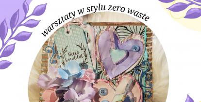 Kompozycja rękodzieła z papieru, sznurka, tasiemki, guzików. M.in. serduszka,  kwiaty, etykiety. Na górze napis „warsztaty w stylu zero waste”.
