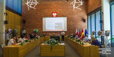 ogólny kadr sali obrad w urzędzie gminy
