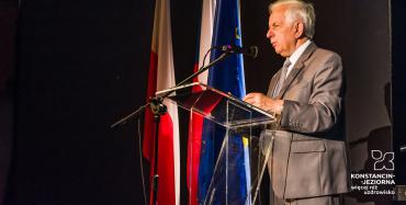 jedna osoba stoi przy mównicy i przemawia