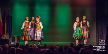 pięć osób w strojach ludowych na scenie