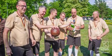 Uczestnicy meczu retro piłki nożnej w Parku Zdrojowym