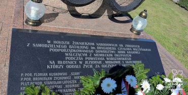 Tablica pamiątkowa przy pomniku Powstania Warszawskiego