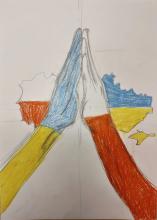 Narysowane kredkami dłonie(biała i niebieska, które dotykają się) za nimi mapka Polski i Ukrainy w narodowych barwach.