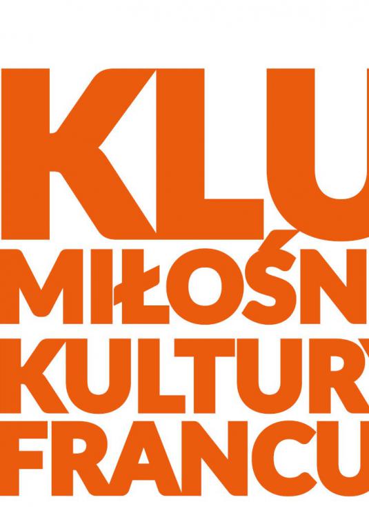 Na białym tle po prawej stronie jest duży pomarańczowy napis Klub Miłośników Kultury Francuskiej. Po lewej stronie jest grafika przedstawiająca czubek wieży Eiffla w Paryżu oraz niebieskie i białe chmury.